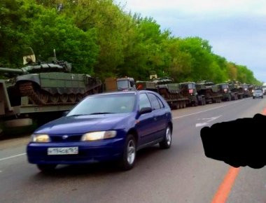 Εντυπωσιακό: Οπως το 1941 έτσι και τώρα τα νέα ρωσικά άρματα μάχης T-72B3 πήγαν από την παρέλαση κατευθείαν στο... μέτωπο!